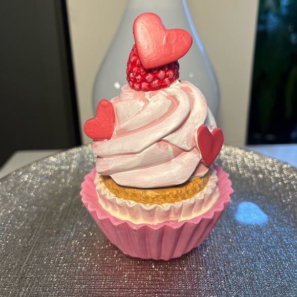 Cupcakes & Cashmere Cupcakes Vanilla with Hearts Valentines Set of 3 NIB - Picture 8 of 9